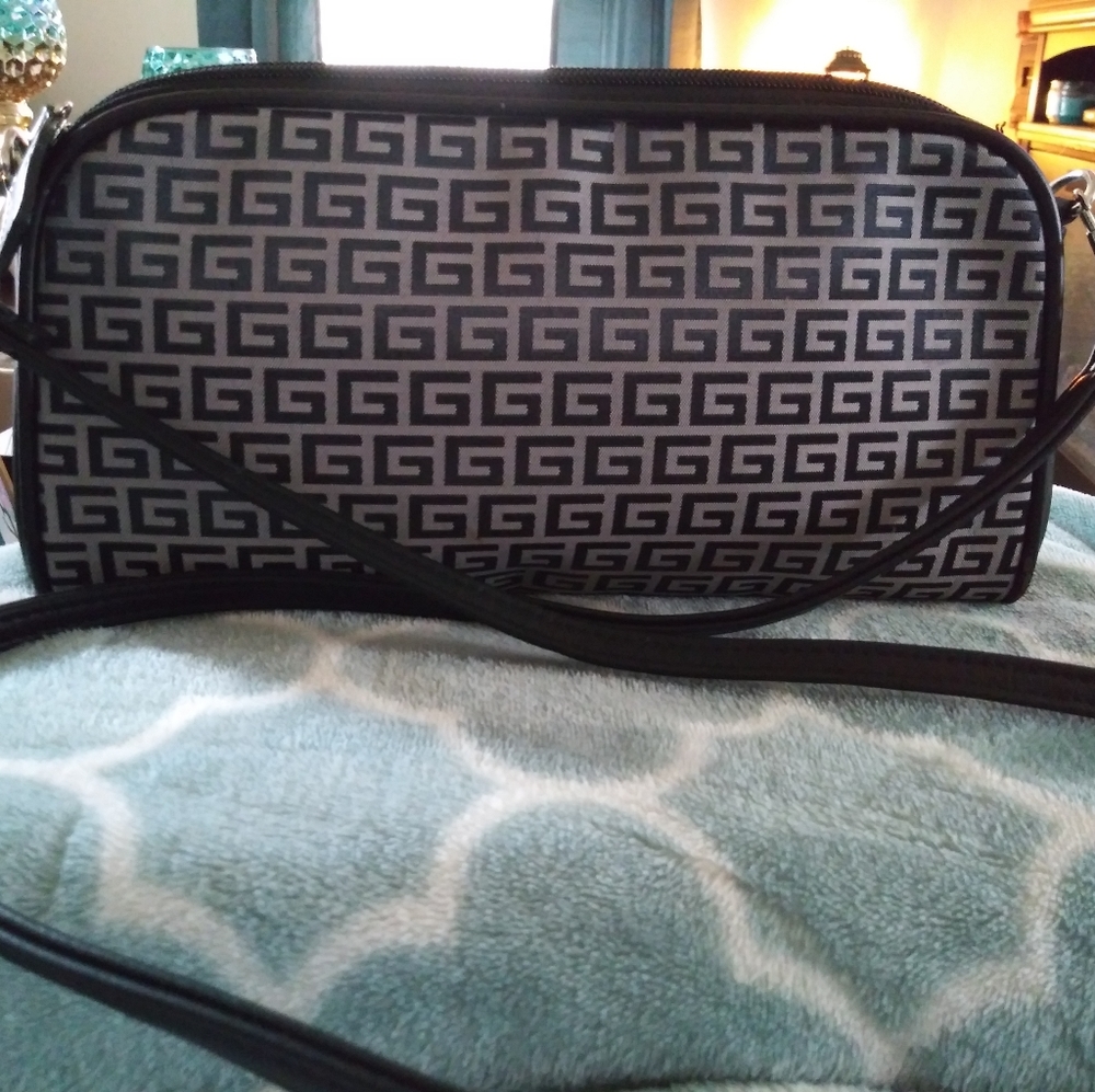 Assorted purses - Picture 2 of 16